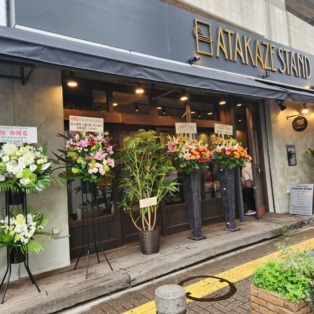 テーブルに並ぶ様々なクラフトビール