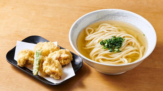 タップが立ち並ぶカウンターとビールサーバー