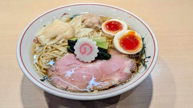 木の温もりがある店内のテーブル席